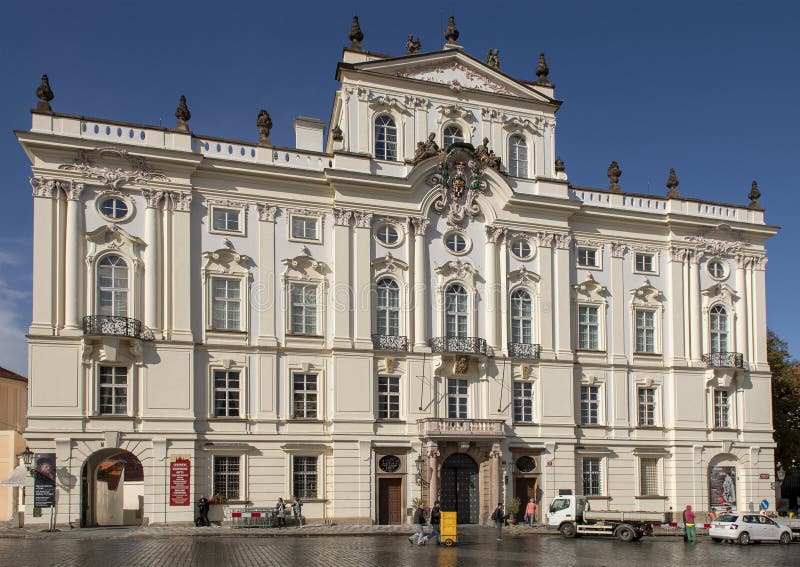 Arzobispo Palace en el cuadrado de Hradcanske, Praga foto de archivo libre de regalías Arzobispo Palace en el cuadrado de Hradcanske, Praga foto de archivo libre de regalías