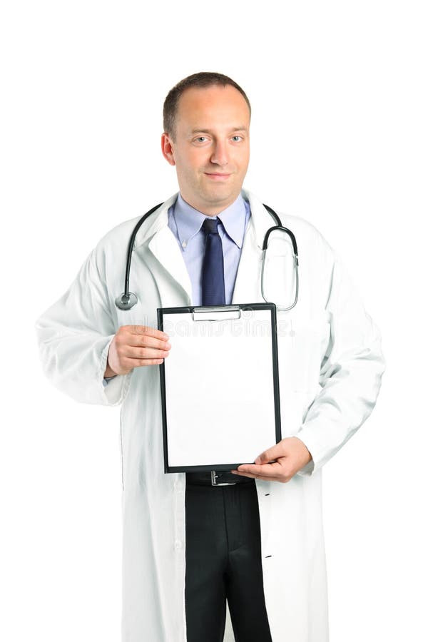 Arzt, der ein unbelegtes Klemmbrett anhält stockfotografie