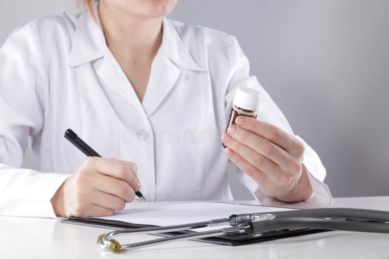 Arzt der jungen Frau mit vorschreibender Behandlung des Stethoskops zum Patienten Ärztinschreibensrezept auf Klemmbrett herein lizenzfreies stockfoto Arzt der jungen Frau mit vorschreibender Behandlung des Stethoskops zum Patienten Ärztinschreibensrezept auf Klemmbrett herein lizenzfreies stockfoto