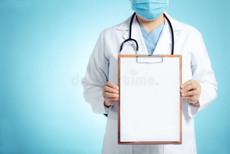 Arzt, der leeren Zwischenablage für persönliche Mitteilung oder Rat zeigt lizenzfreies stockbild
