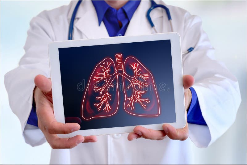 Arzt zeigt Lungen auf einer Tablette im Vorverschluss an