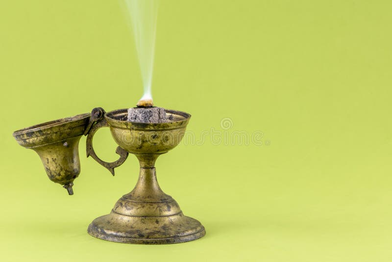Arzător de tămâie veche cu tămâie arzătoare pe cărbuni calzi. izolat pe fundal culoare spațiu de copiere pentru text. metamfetamin royalty free stock photography