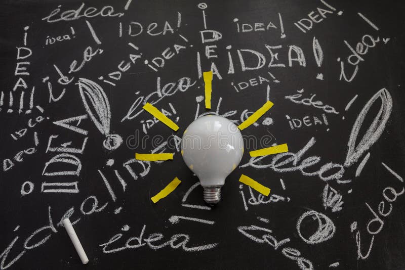 Żarówka na czarnym chalkboard z tytułu pomysłem obrazy stock Żarówka na czarnym chalkboard z tytułu pomysłem obrazy stock
