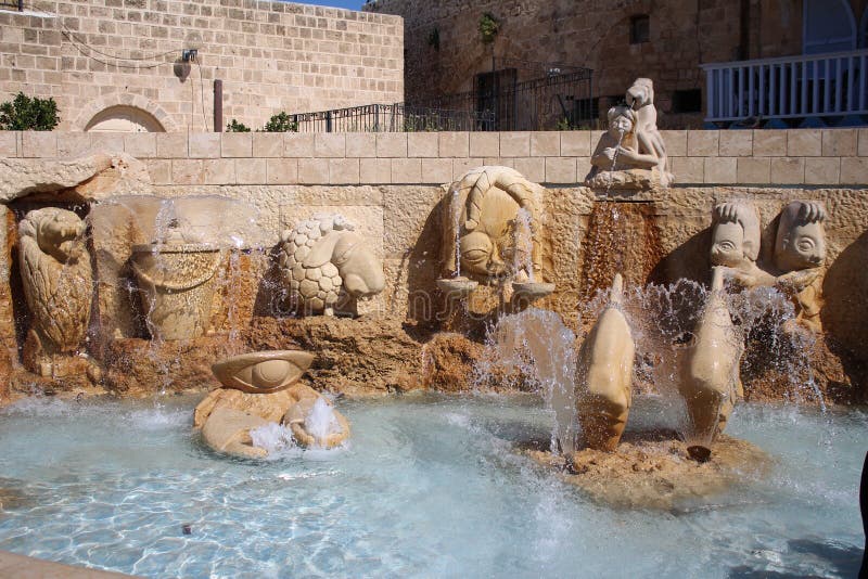 As aleias do zodíaco, sinais astrológicos da fonte, cidade velha de Jaffa, Tel Aviv fotos de stock royalty free As aleias do zodíaco, sinais astrológicos da fonte, cidade velha de Jaffa, Tel Aviv fotos de stock royalty free