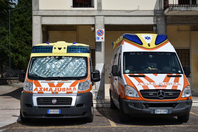 As ambulâncias do ALS estacionaram na praça da cidade em Sona imagem de stock As ambulâncias do ALS estacionaram na praça da cidade em Sona imagem de stock