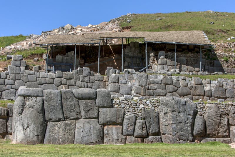 Uma Seção De Um Muro De Pedra Antiga Em Ollantaytambo Em Peru. Foto de  Stock - Imagem de artesanato, arquitetura: 266757124