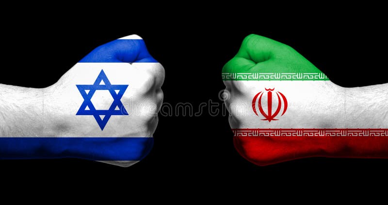 As bandeiras de Israel e de Irã pintados em dois apertaram os punhos que enfrentam o ea imagem de stock royalty free As bandeiras de Israel e de Irã pintados em dois apertaram os punhos que enfrentam o ea imagem de stock royalty free