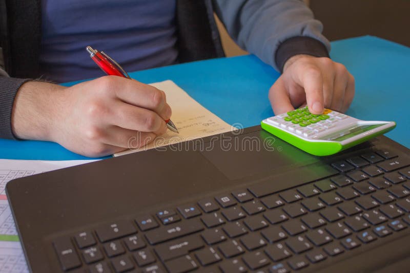 As calculadoras, os proprietários empresariais, a contabilidade e a tecnologia, o negócio, o computador, o portátil, a calculador imagens de stock royalty free As calculadoras, os proprietários empresariais, a contabilidade e a tecnologia, o negócio, o computador, o portátil, a calculador imagens de stock royalty free