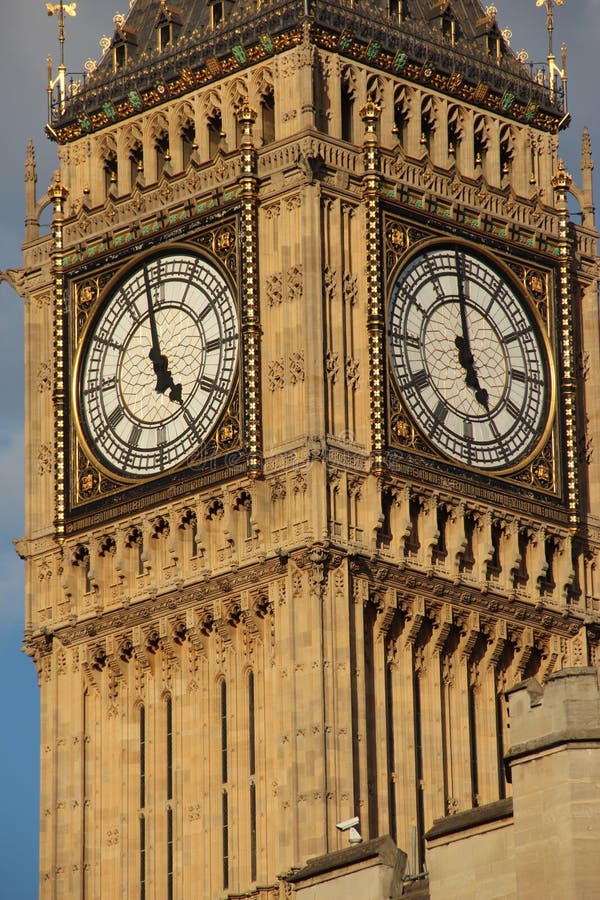 Big Ben - Elizabeth Tower Em Londres. Torre De Relógio De 90