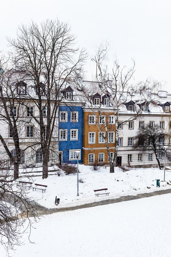 Cidade nevada igreja árvores lindas casas rostos chaminés edifícios inverno princesa  níveis habitados