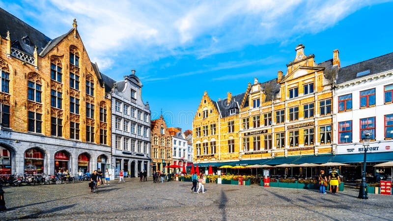 Brugge Bélgica, casa colorida na cidade velha de Brugge, jovem mulher livre  na cidade pelo velho