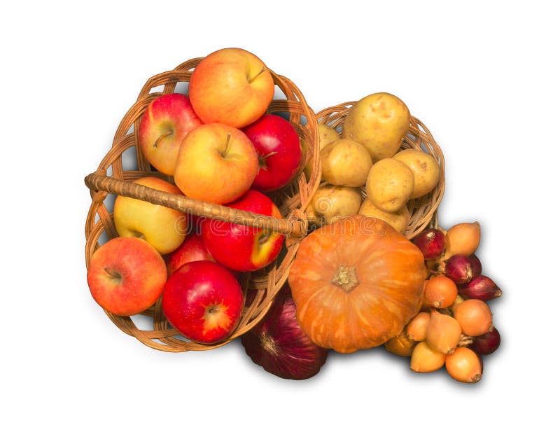 As cestas encheram-se com as maçãs, as cebolas, as batatas e a abóbora maduras imagens de stock As cestas encheram-se com as maçãs, as cebolas, as batatas e a abóbora maduras imagens de stock