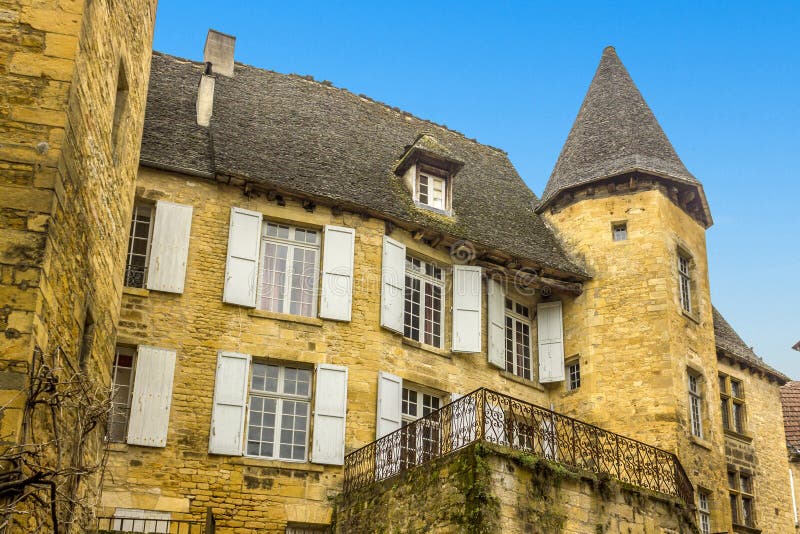 As construções antigas alinham as ruas estreitas da cidade do Sarlat-la-Caneda, Perigord, imagem de stock As construções antigas alinham as ruas estreitas da cidade do Sarlat-la-Caneda, Perigord, imagem de stock