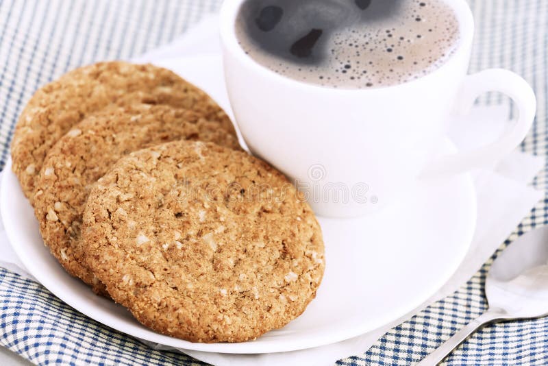 As cookies de biscoito amanteigado caseiros feitas da farinha de aveia são empilhadas com quente foto de stock As cookies de biscoito amanteigado caseiros feitas da farinha de aveia são empilhadas com quente foto de stock