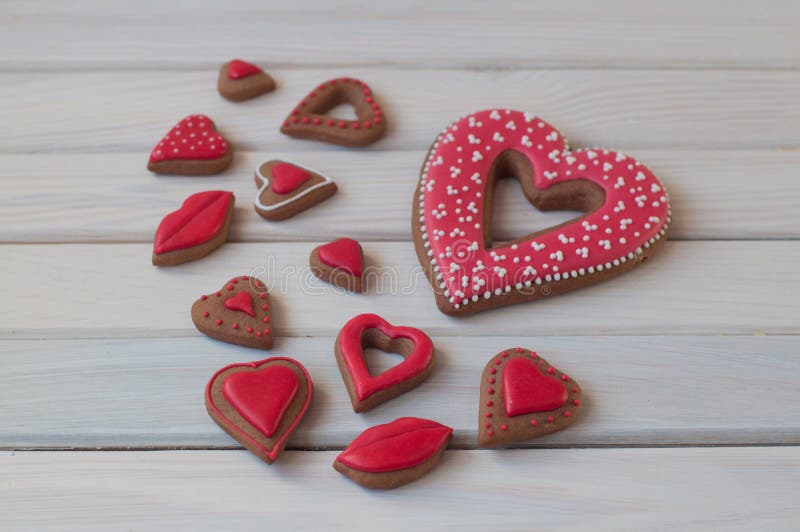 As cookies do mel ao dia de Valentim do St colocam na tabela de madeira fotografia de stock As cookies do mel ao dia de Valentim do St colocam na tabela de madeira fotografia de stock