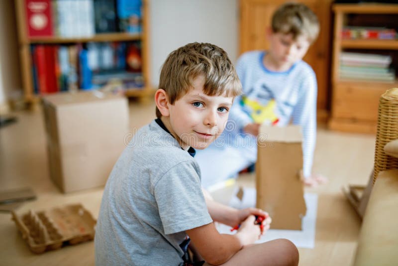 Dois meninos brincando com brinquedos na sala de jogos.