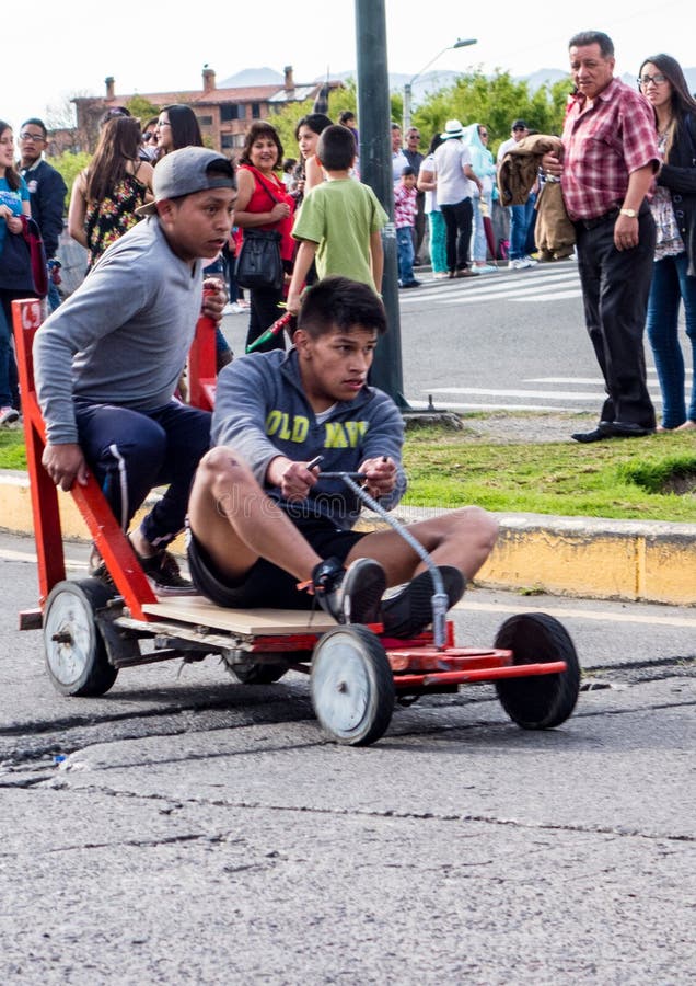 Crianças Correm Pela Esquina Em Carros De Corrida De Madeira