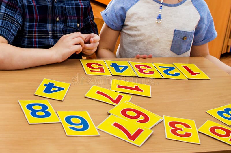 As Crianças Estão Brincando Jogos Educativos Uma Criança No Jardim