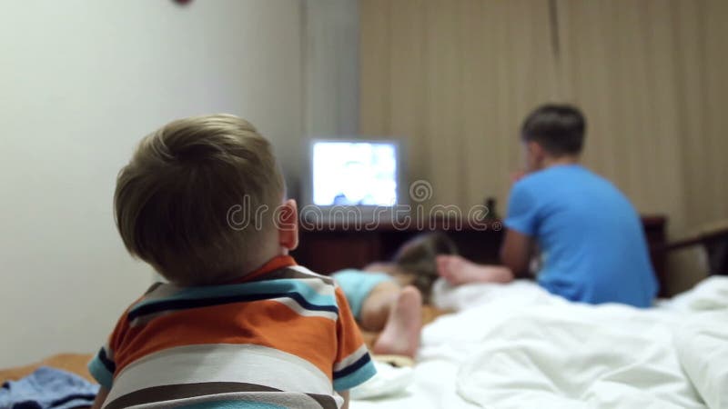 Criança Animada Comendo Pipoca Assistindo Televisão Filme Esportivo Serial  Game Online Filme De Mídia Social Imagem de Stock - Imagem de pupila,  filme: 266022755