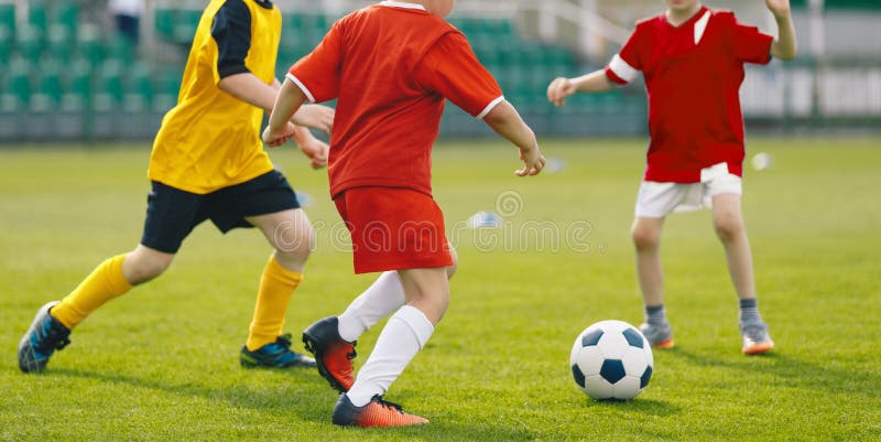 Crianças Jogam Jogo De Futebol. Crianças Em Duas Equipes Chutando Bola  Clássica De Futebol. Jovens Jogadores De Futebol Se Divertindo No Jogo De  Futebol De Verão Foto Royalty Free, Gravuras, Imagens e Banco de  fotografias. Image 192120247