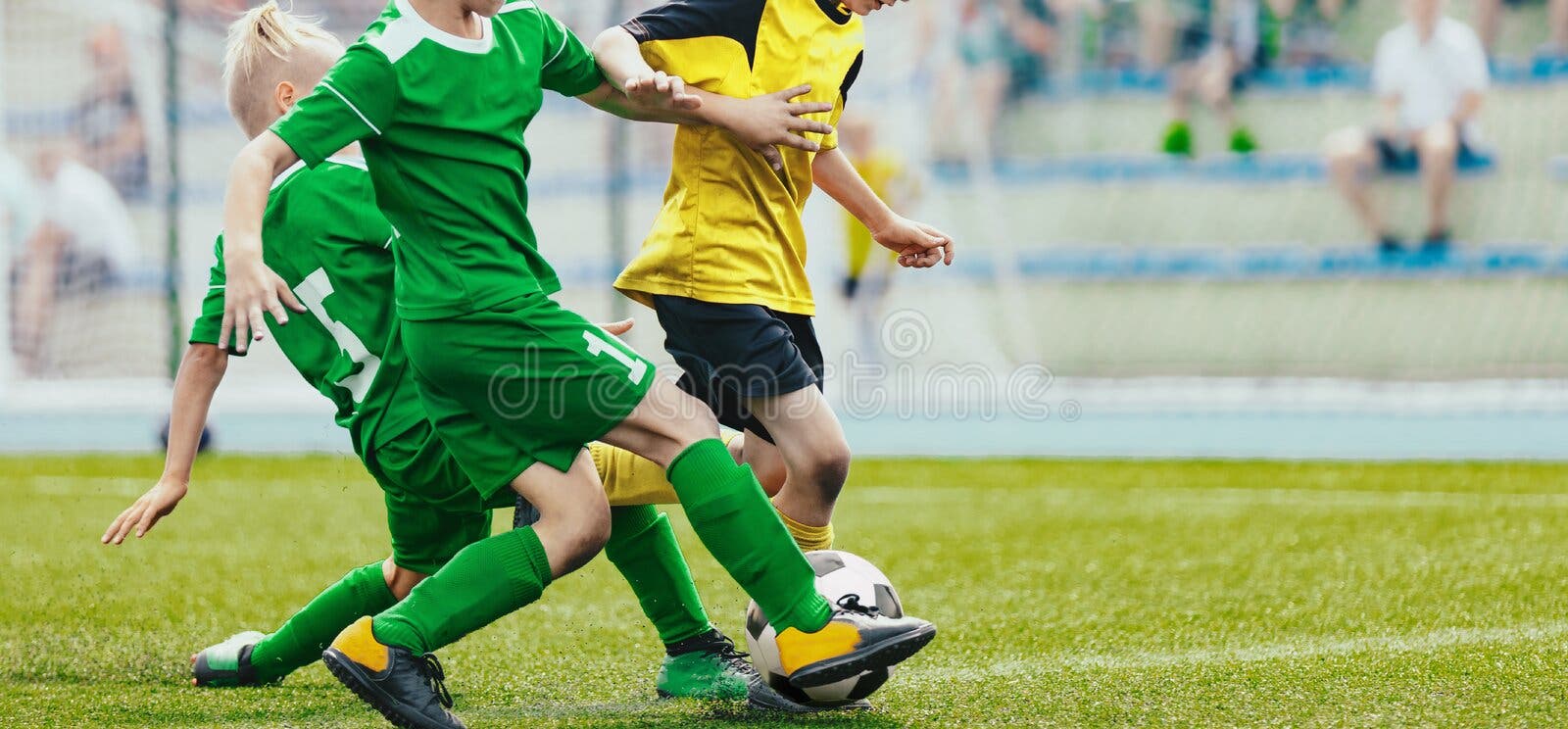 Crianças Jogam Jogo De Futebol. Crianças Em Duas Equipes Chutando Bola  Clássica De Futebol. Jovens Jogadores De Futebol Se Divertindo No Jogo De  Futebol De Verão Foto Royalty Free, Gravuras, Imagens e Banco de  fotografias. Image 192120247