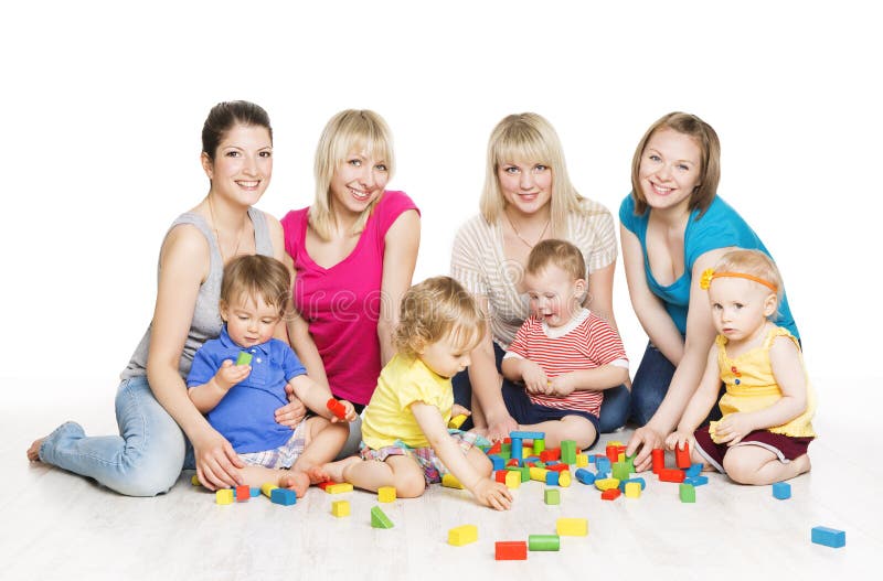As crianças agrupam com as mães que jogam Toy Blocks Conde das crianças fotos de stock As crianças agrupam com as mães que jogam Toy Blocks Conde das crianças fotos de stock