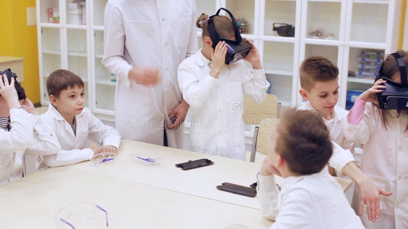 As crianças aprendem a tecnologia em uma escola moderna