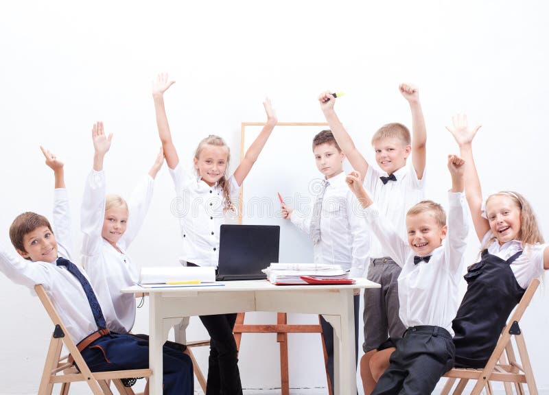 As crianças felizes a levantar as mãos imagens de stock