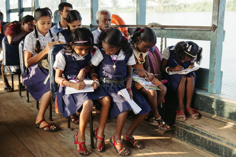 As crianças indianas obtêm à escola pelo barco fotos de stock As crianças indianas obtêm à escola pelo barco fotos de stock