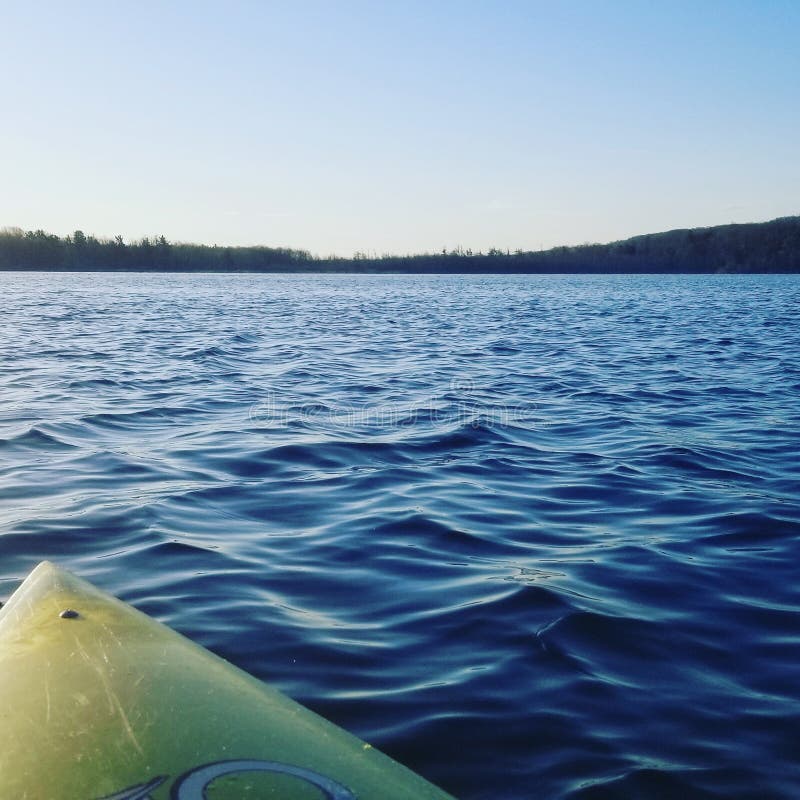 As damas de honra obtêm afastado Foi a pesca do caiaque em um lago isolado fotos de stock As damas de honra obtêm afastado Foi a pesca do caiaque em um lago isolado fotos de stock