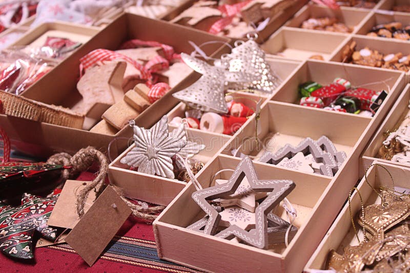 As decorações feitos a mão do Natal expostas no mercado do advento param