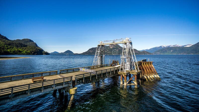 As docas de balsa da emergência nas águas de Howe Sound na angra de Porteau imagem de stock As docas de balsa da emergência nas águas de Howe Sound na angra de Porteau imagem de stock
