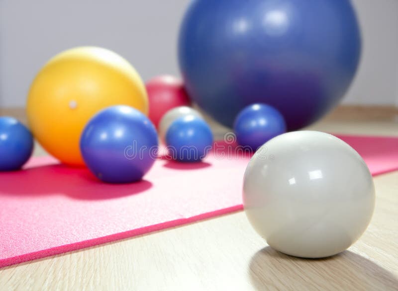As esferas que tonificam pilates ostentam a esteira da ioga da ginástica