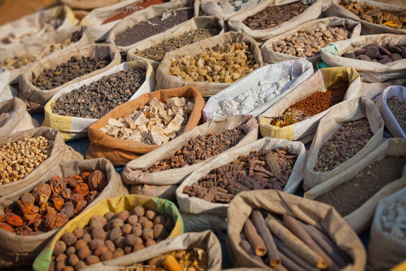 As especiarias são vendidas no mercado do leste aberto Índia, Pushkar imagem de stock As especiarias são vendidas no mercado do leste aberto Índia, Pushkar imagem de stock