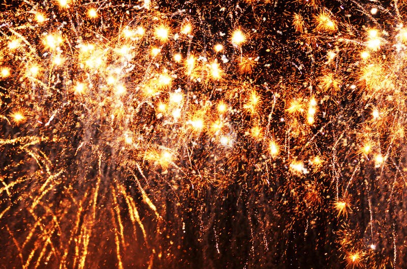 As estrelas de tiro do ouro iluminam acima o fundo escuro preto do céu noturno imagens de stock As estrelas de tiro do ouro iluminam acima o fundo escuro preto do céu noturno imagens de stock