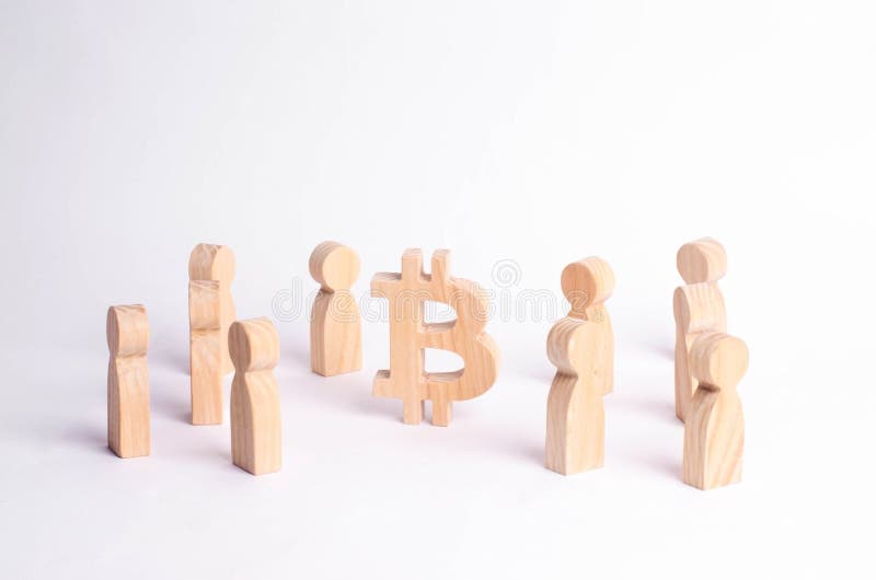As figuras de madeira dos povos estão estando perto de um bitcoin em um fundo branco Moeda cripto, tecnologia do blockchain imagens de stock As figuras de madeira dos povos estão estando perto de um bitcoin em um fundo branco Moeda cripto, tecnologia do blockchain imagens de stock