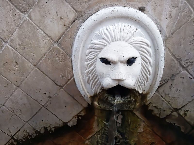 As fontes do leão veneziano em Spili Creta imagens de stock As fontes do leão veneziano em Spili Creta imagens de stock