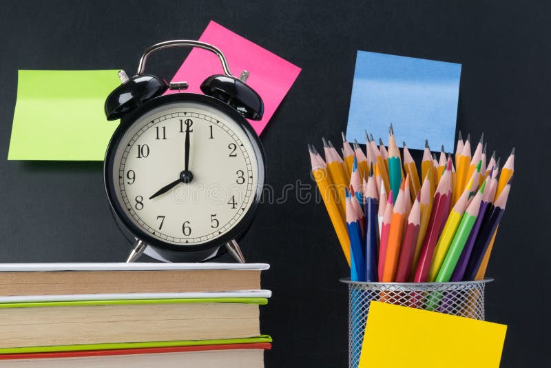 As fontes e os pulsos de disparo de escola estão na tabela fotografia de stock As fontes e os pulsos de disparo de escola estão na tabela fotografia de stock