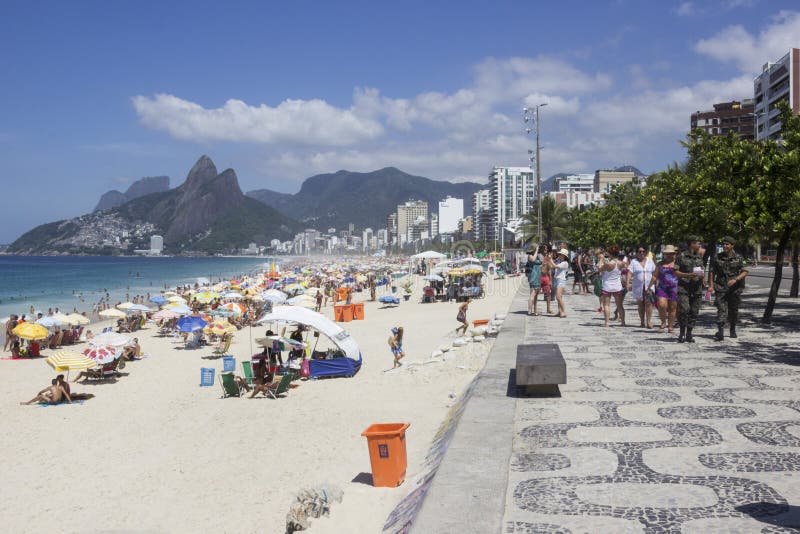 As forças armadas ajudam na luta contra o vírus de Zika no Rio imagens de stock As forças armadas ajudam na luta contra o vírus de Zika no Rio imagens de stock