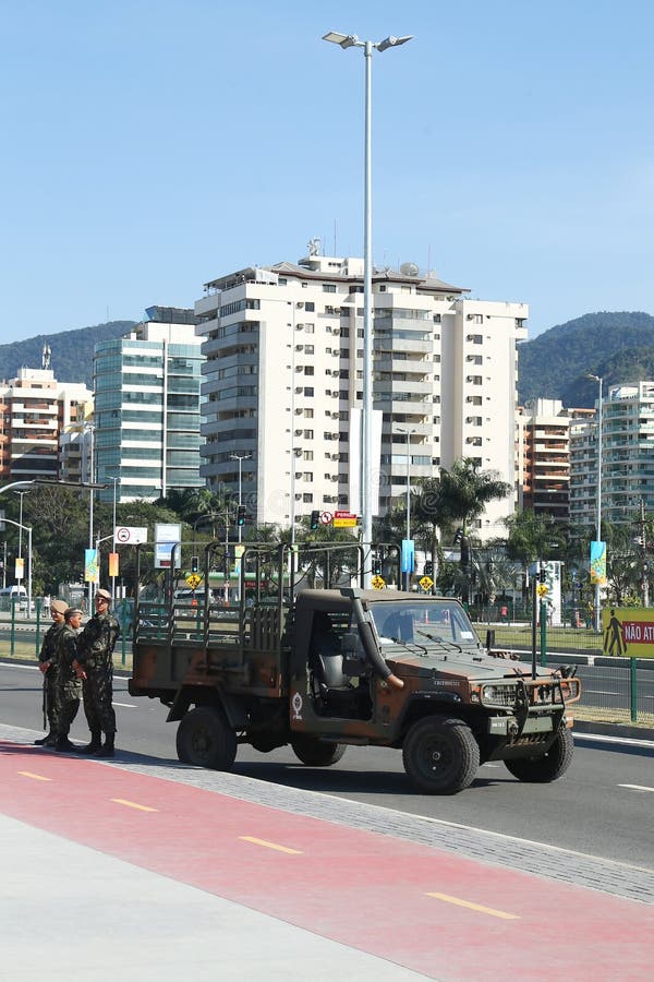 As forças brasileiras do exército fornecem a segurança durante o Rio 2016 Jogos Olímpicos perto do parque olímpico em Rio de jane imagem de stock As forças brasileiras do exército fornecem a segurança durante o Rio 2016 Jogos Olímpicos perto do parque olímpico em Rio de jane imagem de stock