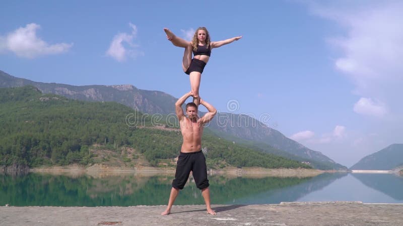 As ginastas no fundo da baía bonita em Alanya são treinadas antes de seu desempenho