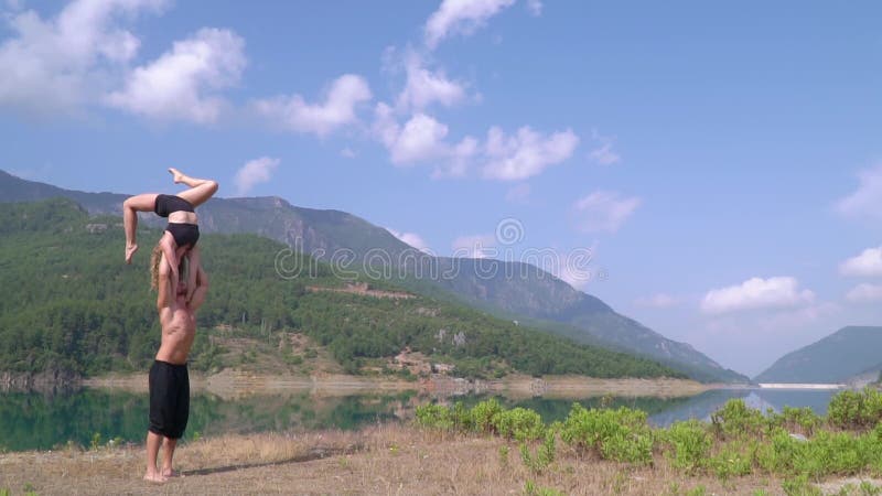 As ginastas novas estão treinando em Turquia em férias