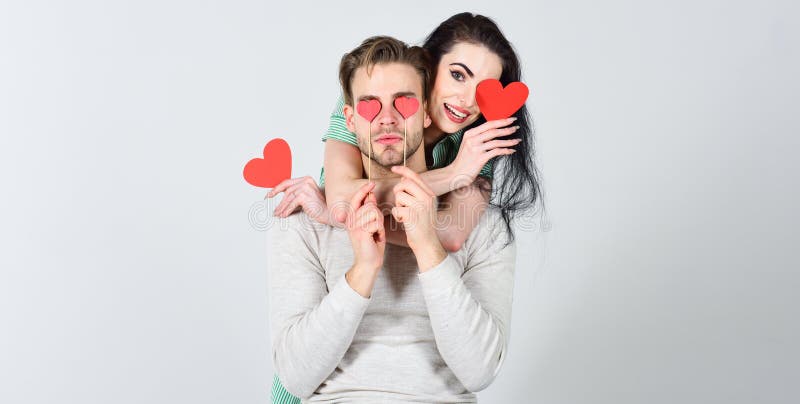 As ideias românticas comemoram o dia de Valentim Pares do homem e da mulher no amor para guardar o fundo branco dos cartões verme imagem de stock royalty free As ideias românticas comemoram o dia de Valentim Pares do homem e da mulher no amor para guardar o fundo branco dos cartões verme imagem de stock royalty free