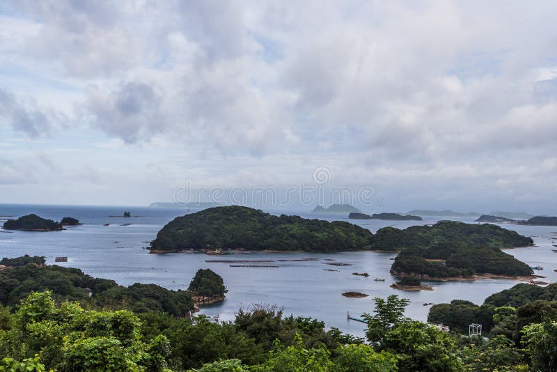 As ilhas de Kujuku negligenciam no dia nebuloso em Sasebo, Kyushu fotografia de stock As ilhas de Kujuku negligenciam no dia nebuloso em Sasebo, Kyushu fotografia de stock