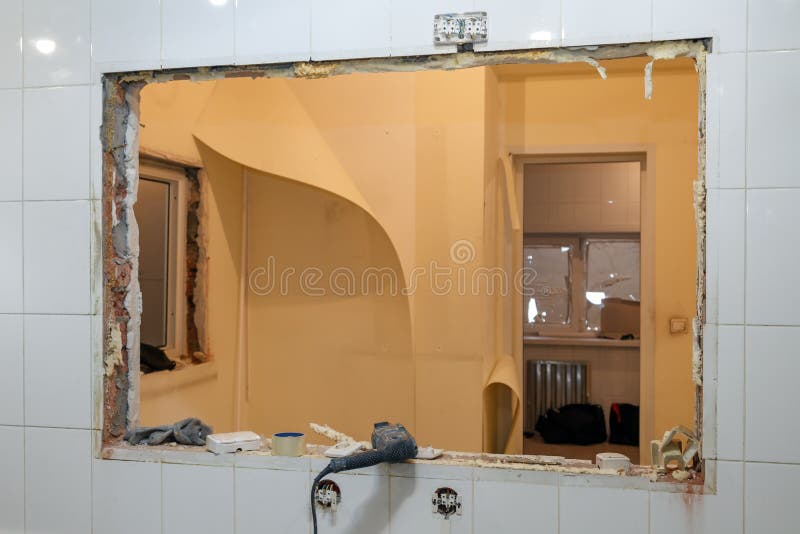 As janelas do reparo e da substituição no prédio de escritórios, destruíram separações da janela dos tijolos, telhas Equipe da co imagens de stock As janelas do reparo e da substituição no prédio de escritórios, destruíram separações da janela dos tijolos, telhas Equipe da co imagens de stock