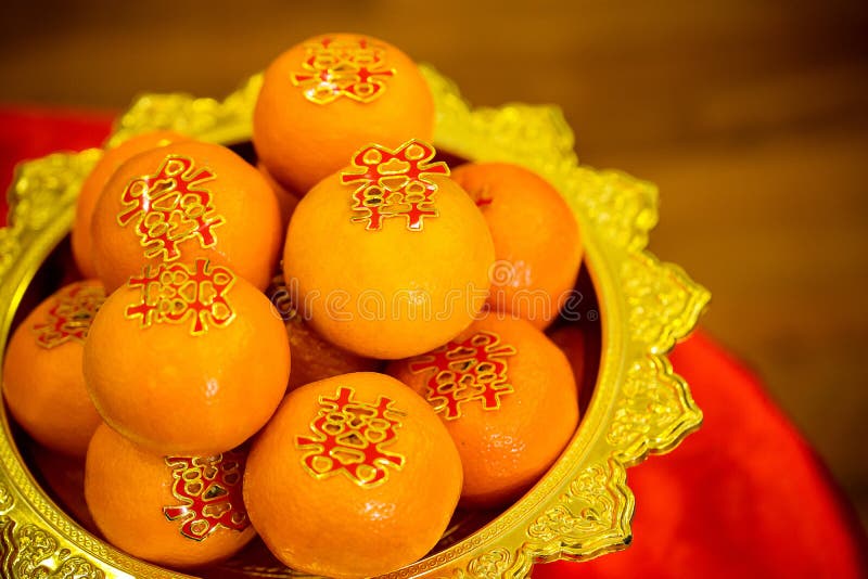 As laranjas empilham, no ouro chapeado para a adoração no ano novo chinês ` chinês s Eve Celebration do ano novo foto de stock As laranjas empilham, no ouro chapeado para a adoração no ano novo chinês ` chinês s Eve Celebration do ano novo foto de stock