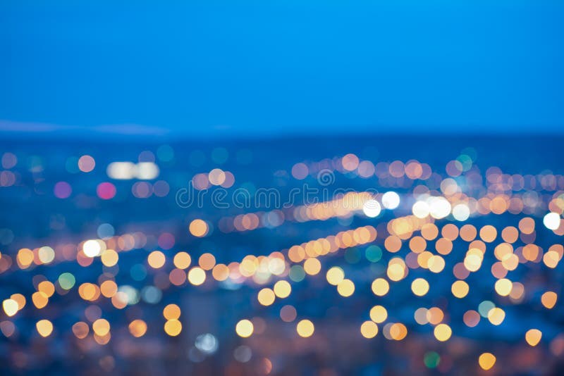 As luzes de borrão da cidade bonita abstraem o bokeh circular em b azul foto de stock royalty free As luzes de borrão da cidade bonita abstraem o bokeh circular em b azul foto de stock royalty free
