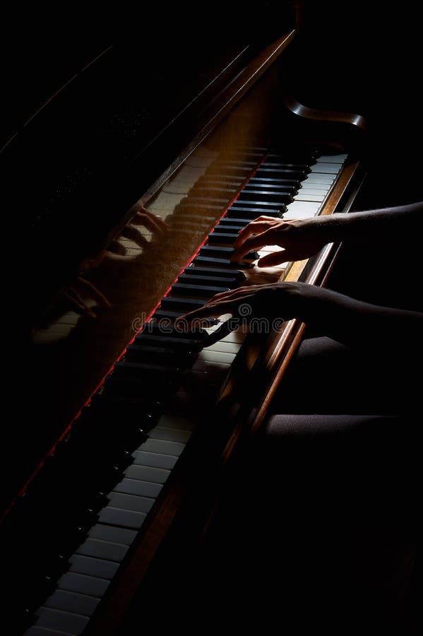 Jogo Da Música Do Piano Do Músico Do Pianista. Foto de Stock - Imagem de  chave, preto: 21569992