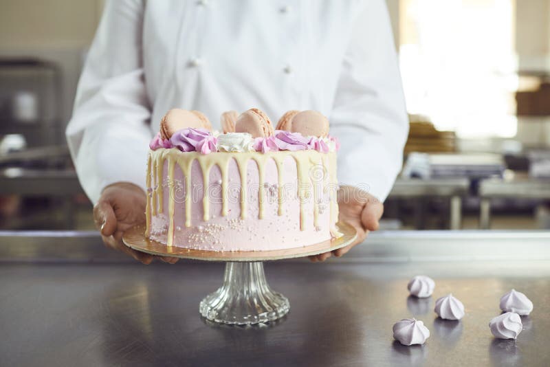 Bolo De Creme Cor-de-rosa Bonito Com Uma Decoração Do Chapéu De Coco Da  Princesa Imagem de Stock - Imagem de delicioso, romance: 112254399