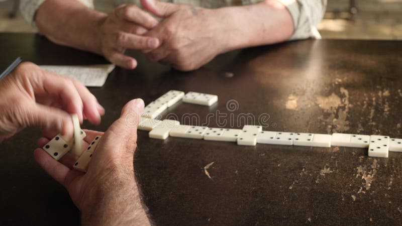 Jogo Dominó. Dama Domino Jogando Jogos De Mesa. Companhia De Amigos. Video  Estoque - Vídeo de ocasional, relaxar: 210747195